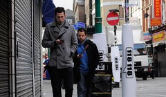 Vừa đi đường vừa nhắn tin hay dán mắt vào điện thoại có nguy cơ gây thương tích cho bản thân và những người khác - Ảnh: GETTY IMAGES