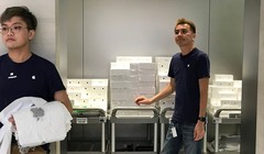 Hàng chục chiếc iPhone X vẫn còn trong kho của Apple Store để sẵn sàng cho ngày hôm sau. Ảnh: Duy Tín.