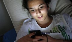 Quen thức khuya có thể có nguyên nhân từ gene, nhưng việc sử dụng điện thoại khiến tình trạng này càng gây nhiều hậu quả xấu tới sức khỏe con người - Ảnh: UNIVERSAL IMAGES GROUP
