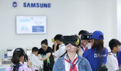 Ngay cả các bạn trẻ ở độ tuổi trung học cơ sở cũng tỏ ra thích thú khi lần đầu tiên được ngắm nhìn toàn bộ vẻ hùng vĩ và huyền ảo của Sơn Đoòng trực quan và sinh động