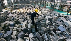 Sắp xếp máy tính bỏ đi ở một nhà máy tái chế rác thải điện tử mới mở ở Vũ Hán, Trung Quốc. Ảnh: Reuters