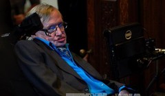 Nhà khoa học Stephen Hawking trong một cuộc họp báo ở thủ đô London, Anh. Ảnh: AFP/TTXVN