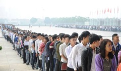 Các thí sinh xếp hàng vào thi