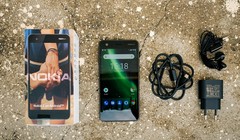 Hộp đựng Nokia 2 có hình ảnh quen thuộc, với hai bàn tay nắm lấy nhau theo tinh thần slogan "Connecting people". Phụ kiện đi kèm khá cơ bản, gồm cáp sạc và tai nghe.