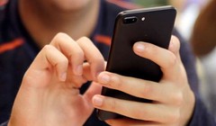 Người dùng smartphone tại thành phố Chicago, Mỹ - Ảnh: AP