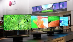Sự linh hoạt của màn hình OLED cho phép tạo ra những chiếc TV với kiểu dáng độc đáo, chẳng hạn kiểu dán tường như chiếc Signature W.