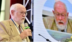 Tháng 11-2017, ĐH KHXH&NV (ĐH Quốc gia TP.HCM) tổ chức hội thảo quốc tế Vai trò của khoa học xã hội và nhân văn trong phát triển kinh tế - xã hội thu hút nhiều học giả, trí thức trên thế giới. Trong ảnh: GS Baker, Edward J, Viện Harvard – Yenching (Mỹ) tạ