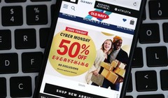 Việc sử dụng các thiết bị di động, đặc biệt là điện thoại thông minh để mua sắm chiếm hơn một nửa thương vụ và gần 40% doanh thu trong ngày Cyber Monday vừa qua tại Mỹ. Ảnh AFP