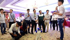 ĐH Quốc gia TP.HCM trình diễn robot tại Ngày công nghệ Tuổi Trẻ 8-12. Trong CMCN 4.0, robot sẽ thay thế nhiều vị trí việc làm của con người - Ảnh: QUANG ĐỊNH