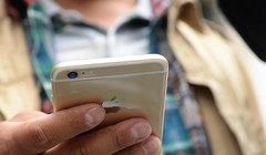 iPhone 6 và 6S sử dụng pin cũ sẽ cung cấp hiệu suất làm việc chậm hơn pin mới. ẢNH: AFP