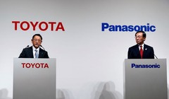 Chủ tịch hãng Toyota và Chủ tịch Panasonic Kazuhiro Tsuga tại cuộc họp báo chung. Ảnh Reuters