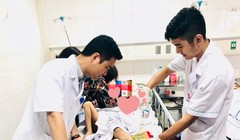 Các bác sĩ chăm sóc cho cháu bé