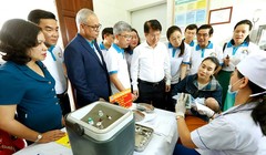 Đại diện WHO và Bộ Y tế thăm một cơ sở tiêm chủng 