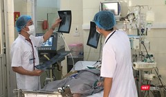 PGS.TS. Đỗ Duy Cường, Giám đốc Trung tâm bệnh nhiệt đới của Bệnh viện Bạch Mai kiểm tra tình trạng sức khỏe cho bệnh nhân cúm