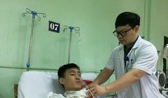 Bác sĩ chăm sóc cho bệnh nhân sau mổ