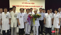 Tiễn 2 bệnh nhân tiền liệt tuyến điều trị bằng cấy phóng xạ ra viện