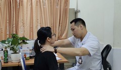 ThS. BS. Nguyễn Giang Nam đang khám cho bệnh nhân L. sau khi chị L. chữa bệnh tại nhà thầy lang.
