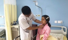 BS. Nguyễn Việt Hưng khám cho bệnh nhân sau khi lấy dị vật