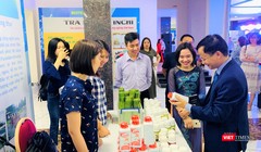 Nơi trưng bày sản phẩm của Viện Hàn lâm KH&CN VIệt Nam thu hút sự chú ý của mọi người