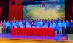 Bà Nguyễn Thúy Anh – Chủ nhiệm Ủy ban các Vấn đề Xã hội của Quốc hội, đại diện Bộ Y tế, Trường Đại học Y Hà Nội và các BV tại lễ bàn giao các bác sĩ trẻ tình nguyện về các vùng khó khăn