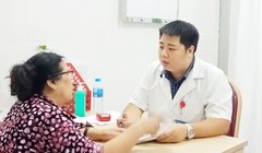 Bác sĩ tư vấn cho bệnh nhân