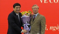 Ông Trần Quốc Vượng chúc mừng ông Nguyễn Đắc Vinh (ảnh: TTXVN)