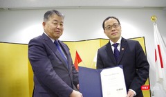GS. Yamazaki -Hiệu trưởng Đại học Kanazawa – trao bằng Giáo sư danh dự cho GS Tạ Thành Văn - HIệu trưởng Trường Đại học Y Hà Nội