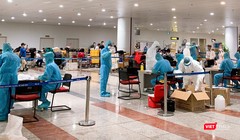 Các các bộ của Trường Đại học Y Hà Nội lấy mẫu và xét nghiệm COVID-19 với các hành khách đến từ châu Âu, Anh, Mỹ. 