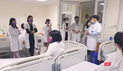 PGS. TS. Trần Danh Cường giảng lâm sàng cho sinh viên qua zoom cá nhân