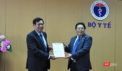 Ông Sơn Minh Thắng trao quyết định chuẩn y Thứ trưởng Bộ Y tế Đỗ Xuân Tuyên giữ chức vụ Bí thư Đảng ủy Bộ Y tế.