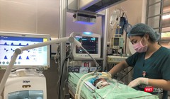 Cháu bé bị bỏ rơi đang được chăm sóc tận tình tại Bệnh viện Xanh Pôn