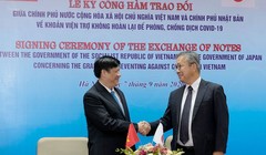 Quyền Bộ trưởng Bộ Y tế Nguyễn Thanh Long (trái) và ngài Yamada Takio - Đại sứ Đặc mệnh Toàn quyền Nhật Bản tại Việt Nam (Ảnh: Trần Minh)