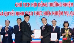 Q. Bộ trưởng Bộ Y tế Nguyễn Thanh Long trao quyết định Chủ tịch Hội đồng trường Trường Đại học Y Hà Nội cho GS.TS. Tạ Thành Văn