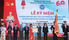 Thứ trưởng Trần Văn Thuấn trao Huân chương Lao động hạng Nhất cho tập thể Viện Đào tạo YHDP và YTCC