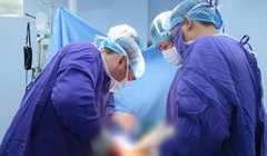 Các bác sĩ Bệnh viện TWQĐ 108 phẫu thuật cho bệnh nhân viêm cột sống dính khớp biến dạng rất nặng nề