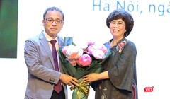 Bà Thái Hương: Tôi tìm mua bằng được bó hoa mẫu đơn này để tặng GS.TS. Tạ Thành Văn, với lời chúc và mong muốn “thầy thuốc như mẹ hiền”