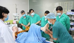 Các thầy thuốc đang tập vận động kết hợp với điều trị cho bệnh nhân 91 để sớm hồi phục sức khỏe (ảnh: Bộ Y tế)