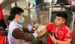 Các bạn trẻ tình nguyện tham gia hiến máu