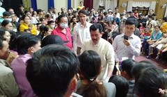 Ông Võ Hoàng Yên trong một lần chữa bệnh cho người dân huyện Tiên Phước (Quảng Nam). Ảnh: CTV