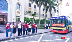 Các thầy cô lãnh đạo Trường Đại học Y Hà Nội tiễn đoàn cán bộ, sinh viên lên đường vào tâm dịch, do GS.TS. Tạ Thành Văn – Chủ tịch Hội đồng Trường Đại học Y Hà Nội - trực tiếp dẫn đầu.