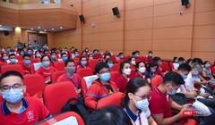 Thầy và trò Trường Đại học Y Hà Nội tình nguyện lên đường vào Bình Dương chống dịch.