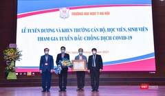 Lãnh đạo Trường Đại học Y Hà Nội đón nhận Bằng khen của Thủ tướng Chính phủ vì có thành tích xuất sắc trong phòng, chống dịch COVID-19