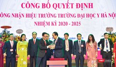 GS.TS. Tạ Thành Văn - Bí thư Đảng uỷ, Chủ tịch Hội đồng Trường Đại học Y Hà Nội - trao biểu trưng của Trường cho GS.TS. Nguyễn Hữu Tú - tân Hiệu trưởng.