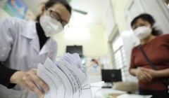 Giấy chứng nhận khỏi bệnh được trạm y tế phường thông báo cho tổ trưởng tổ dân phố đến nhận và phát cho các bệnh nhân F0 khỏi bệnh. (Ảnh: Minh Quyết/TTXVN)