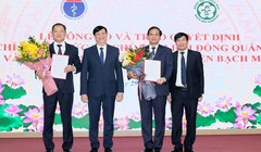 Bộ trưởng Nguyễn Thanh Long trao quyết định chỉ định chức vụ Chủ tịch Hội đồng quản lý Bệnh viện Bạch Mai cho TS. BS Dương Đức Hùng và bổ nhiệm Giám đốc Bệnh viện Bạch Mai cho PGS.TS Đào Xuân Cơ (ảnh: Trần Minh)