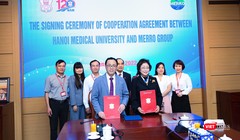 GS.TS. Tạ Thành Văn - Chủ tịch Hội đồng Trường ĐHYHN và bà Atsuko Matsuoka - Tổng Giám đốc Tập đoàn MERRO - ký kết hợp tác toàn diện