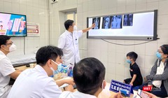 PGS.TS. Đinh Ngọc Sơn - Trưởng Khoa Khoa Phẫu thuật cột sống BV Việt Đức - hội chẩn cùng các bác sĩ về các ca bệnh nặng