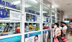 Bệnh nhân nhận thuốc tại nhà thuốc bệnh viện