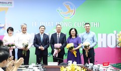 Thứ trưởng Bộ Y tế Trần Văn Thuấn tặng hoa Hội đồng giám khảo cuộc thi