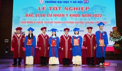 GS.TS.NGND. Tạ Thành Văn – Bí thư Đảng ủy, Chủ tịch Hội đồng Trường Đại học Y Hà Nội và Ban Giám hiệu Trường Đại học Y Hà Nội trao bằng tốt nghiệp cho các tân bác sĩ và cử nhân y khoa 